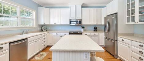 Køleskab, mikrobølgeovn, ovn, kogeplade