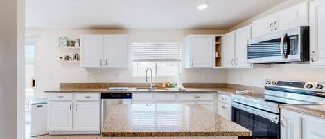 Refrigerador, microondas, horno, placa de cocina