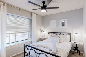 2 soverom, strykejern/-brett, internettilgang og sengetøy