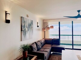 Apartamento romántico, 3 habitaciones, no fumadores, vistas a la playa | Zona de estar | Smart TV de 55 pulgadas con canales por cable, una televisión