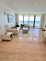 Apartamento Premium, 3 habitaciones, no fumadores, vistas a la playa | Zona de estar | Smart TV de 55 pulgadas con canales por cable, una televisión