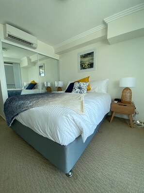 3 bedrooms, iron/ironing board, travel crib, free WiFi - Bargara Dreaming, Luxury Oceanfront Apartment (Bargara)