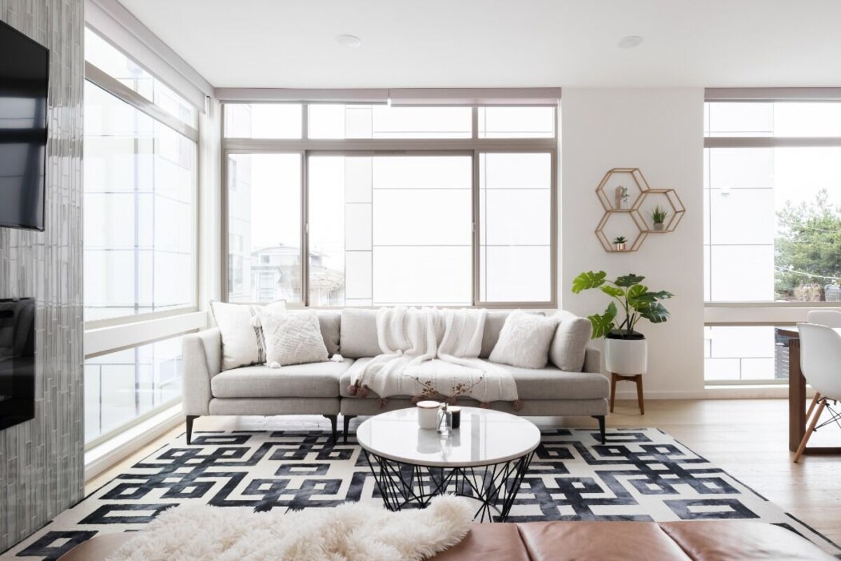 Designer Urban Retreat w/ Rooftop Deck & Fireplace