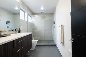 Een douche, een haardroger, handdoeken, zeep