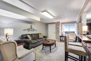 TV, caminetto, libri