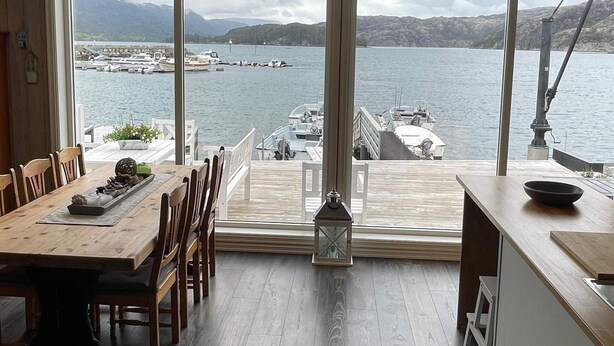 Ein Essbereich mit Blick auf einen See und Boote.