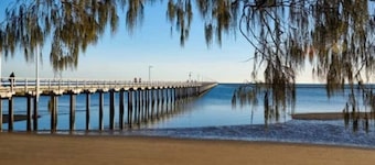 Pet friendly Hamptons style home walk to beach