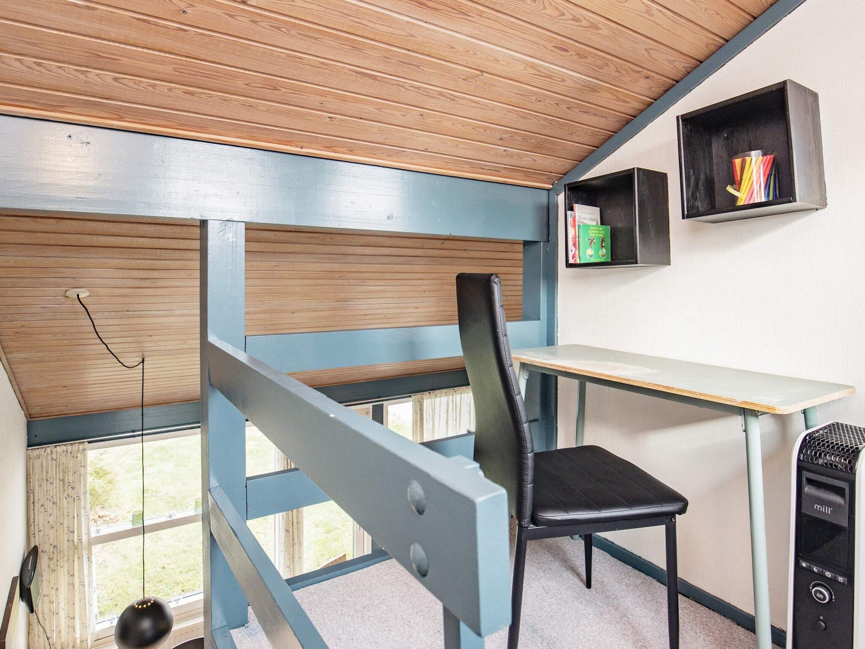 Une pièce comprenant un bureau, une chaise et une étagère.