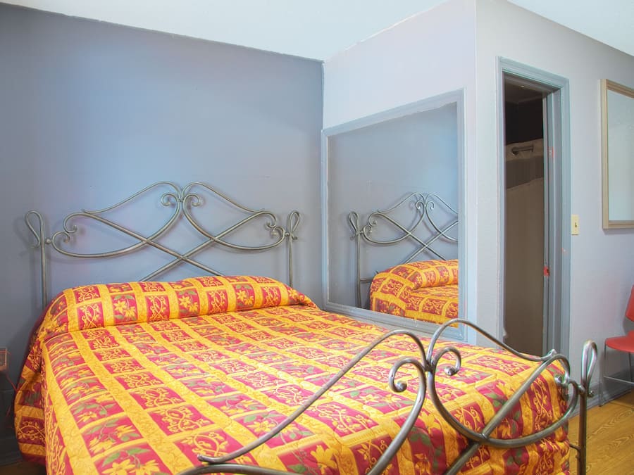 Skrivebord, wi-fi (inkludert) og sengetøy