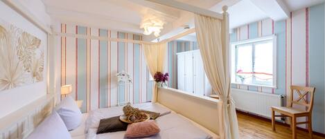 1 bedroom, free Internet, bed sheets