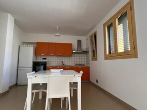 Geladeira, cooktop, talheres/pratos/utensílios de cozinha