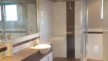 Articles de toilette écologiques, sÚche-cheveux, serviettes fournies