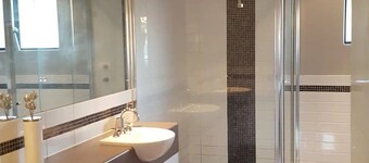 Two story Scarborough home (2 min to beach)