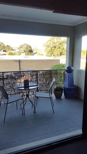 Outdoor dining - Two story Scarborough home (2 min to beach) (Scarborough)