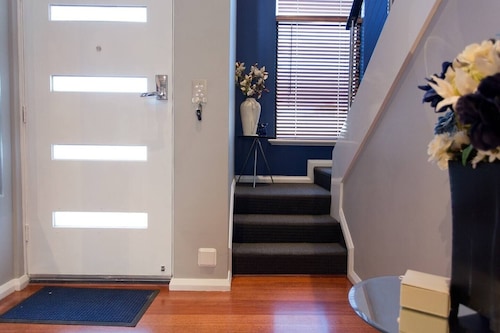 Two story Scarborough home (2 min to beach)