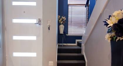 Two story Scarborough home (2 min to beach)