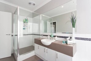 Amenidades de baño ecológicas, secadora de cabello, toallas, jabón 