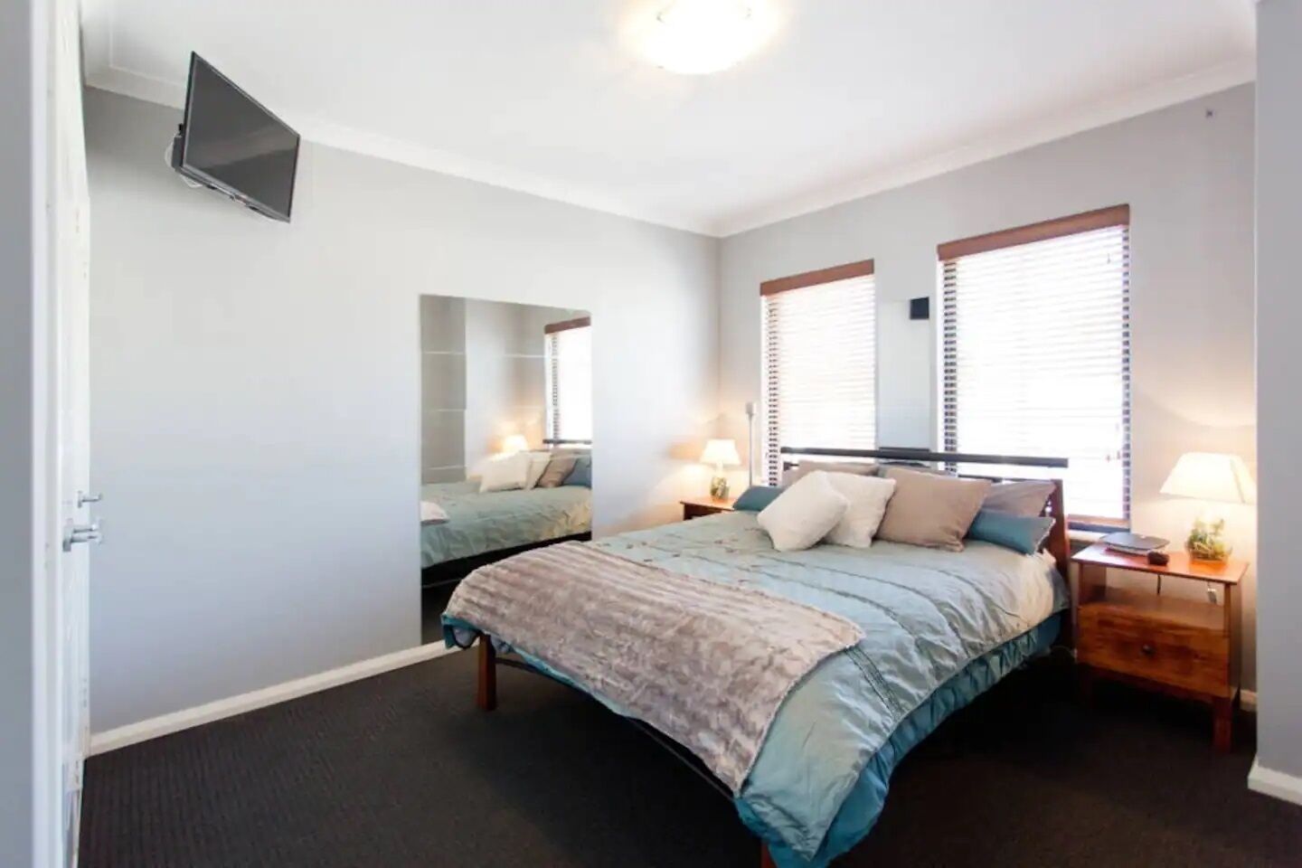 3 間睡房、房內夾萬、書桌、熨斗/熨衫板