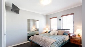 3 bedrooms, in-room safe, desk, iron/ironing board