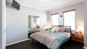 3 Schlafzimmer, Zimmersafe, Schreibtisch, BĂŒgeleisen/BĂŒgelbrett