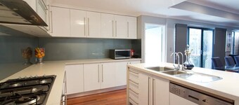 Two story Scarborough home (2 min to beach)