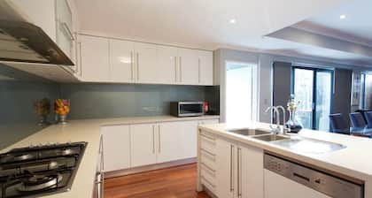 Two story Scarborough home (2 min to beach)