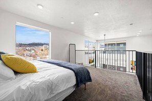 2 bedrooms, desk, iron/ironing board, travel cot - LUX Penthouse Walkable SLC, University, Hospital (Salt Lake City)