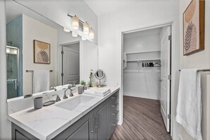 Bathtub, hair dryer, towels, shampoo - LUX Penthouse Walkable SLC, University, Hospital (Salt Lake City)