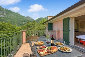 Outdoor dining - Porto Letizia Tulipano 8, Porlezza, Italy (Porlezza)