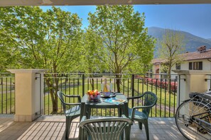 Outdoor dining - Porto Letizia Napoli 6, Porlezza, Italy (Porlezza)