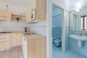 Réfrigérateur, micro-ondes, plaque de cuisson, cafetière/bouilloire