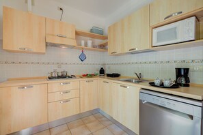 Een koelkast, een microgolfoven, een kookplaat