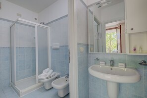 Shower, bidet, towels - Porto Letizia Napoli 6, Porlezza, Italy (Porlezza)