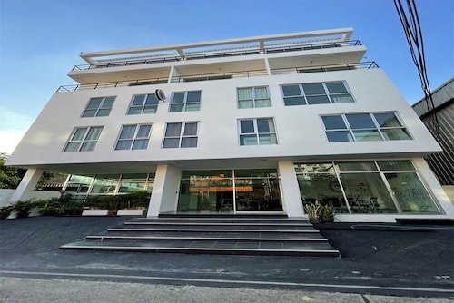 RQ Bangkok Sukhumvit 50 by Collection O