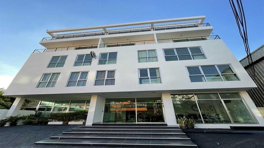 RQ Bangkok Sukhumvit 50 by Collection O