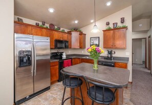 Frigorífico, microondas, horno y placa de cocina