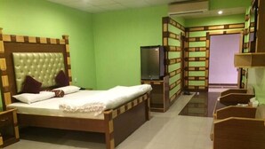 Habitación ejecutiva doble | Baño | Artículos de higiene personal gratuitos, albornoces y zapatillas