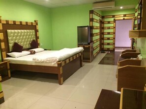 Executive-Doppelzimmer | Badezimmer | Kostenlose Toilettenartikel, Bademäntel, Hausschuhe