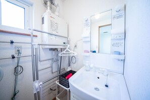 Et klinisk miljø med medicinsk udstyr, en vask og et spejl.
