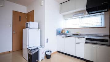 Frigorífico grande, microondas, placa de cocina y arrocera