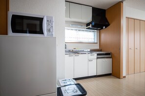 Full-size fridge, microwave, stovetop, rice cooker - SUMIYOSHI HOUSE ROOMB (Otaru)