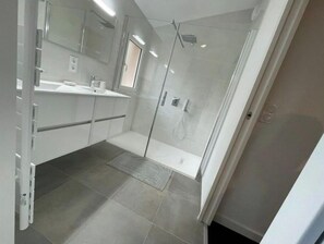 Dusche, Haartrockner, Handtücher, Seife