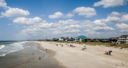 New gorgeous home with Pool, New 8 seater Golf Cart, elevator, with easy access to beach