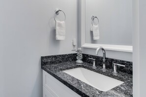 تجهيزات دش، مجففات شعر، شامبو، ورق حمّام