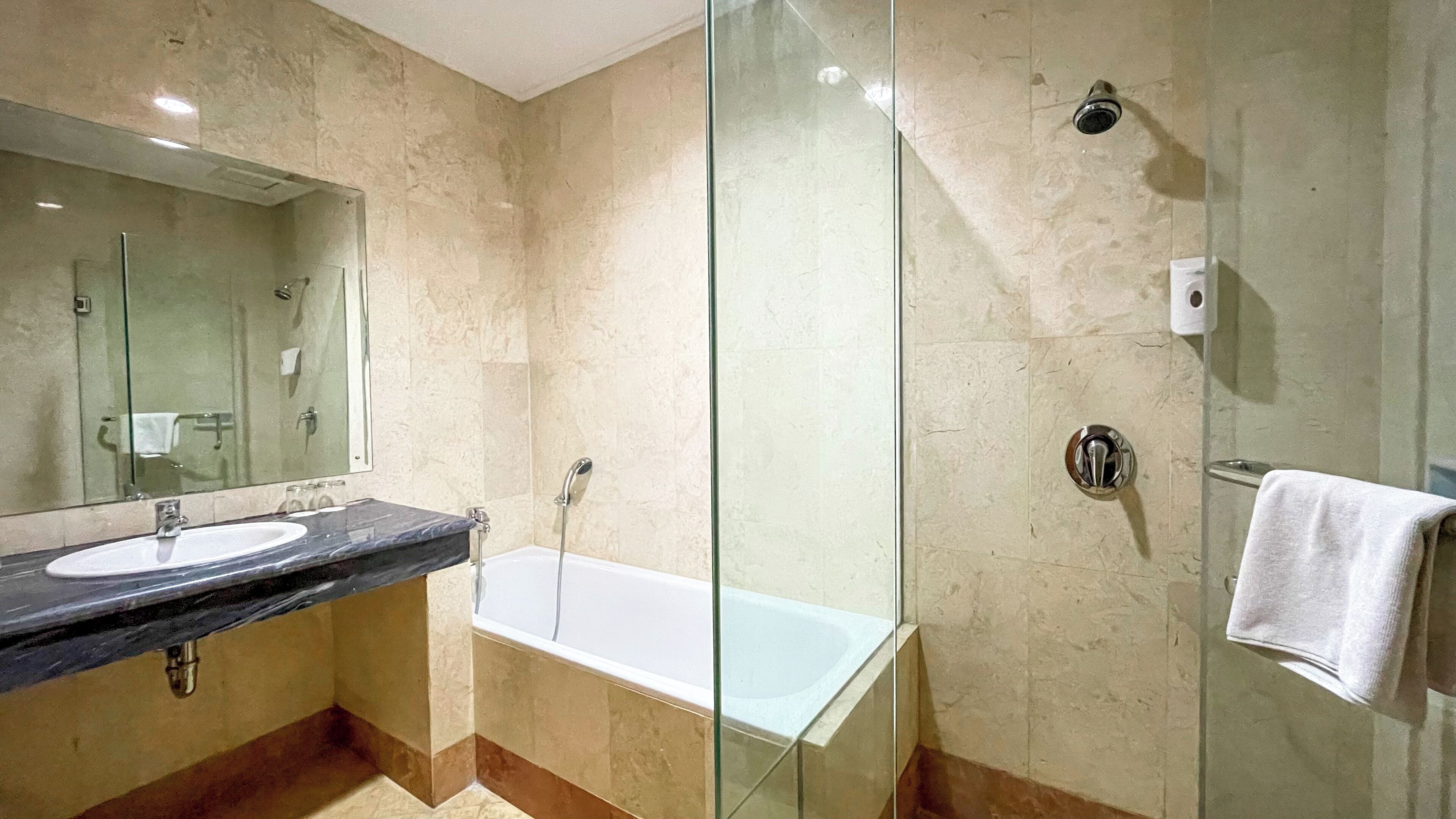 Chambre Familiale | Salle de bain | Articles de toilette gratuits, serviettes fournies, savon, shampoing