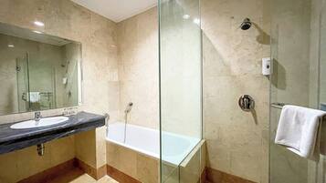 Family Room | Bathroom | Free toiletries, towels, soap, shampoo