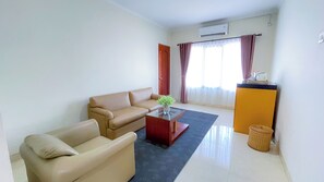 ファミリー ルーム | セーフティボックス (室内)、デスク、遮光カーテン、WiFi (無料)