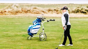 A golf course with a golf bag and a golf club. - 7 Person Holiday Home in Hvide Sande-by Traum (Hvide Sande)