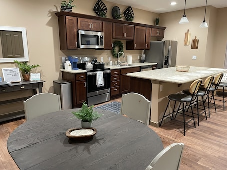 お食事. BRAND NEW 2 Bedroom, 1 Bathroom Condo