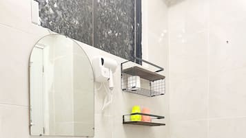 Secadora de cabello, toallas, jabón, papel de baño